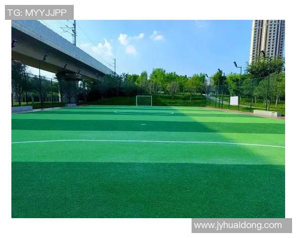 在足球场环形跑道上畅享健康生活与运动激情的完美结合
